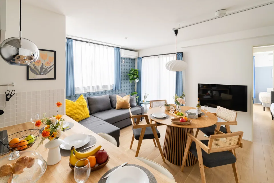 SB01 living room with blue patterned walls and a round dining table