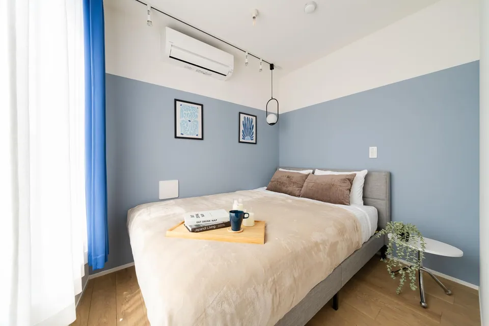 The second bedroom in SB01, with pale blue walls