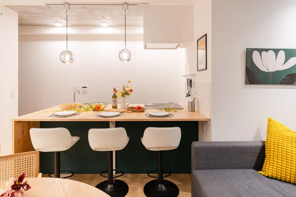 The wooden breakfast counter and kitchen in SB01