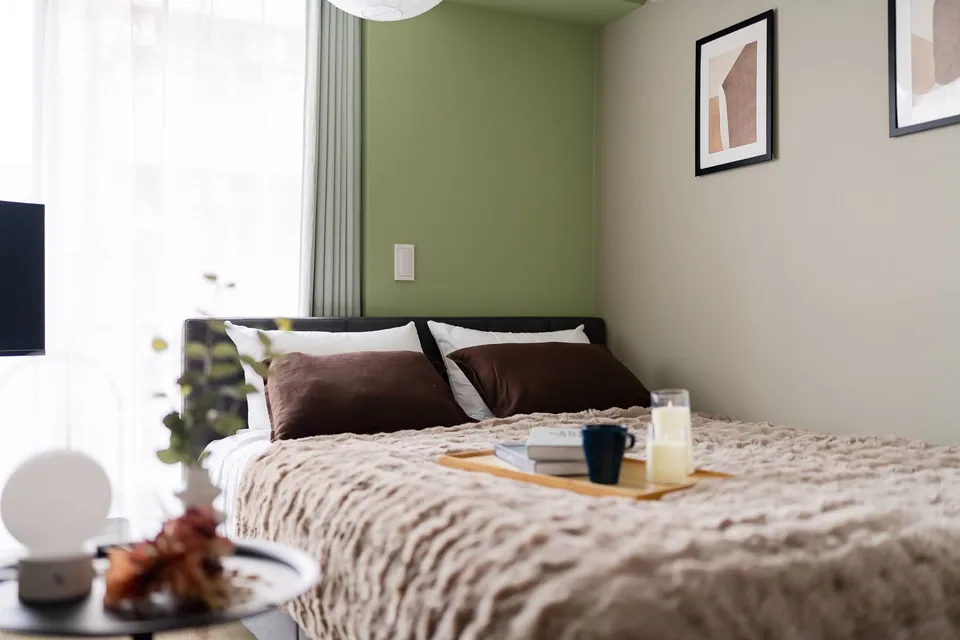 The bed and round light in SB3B