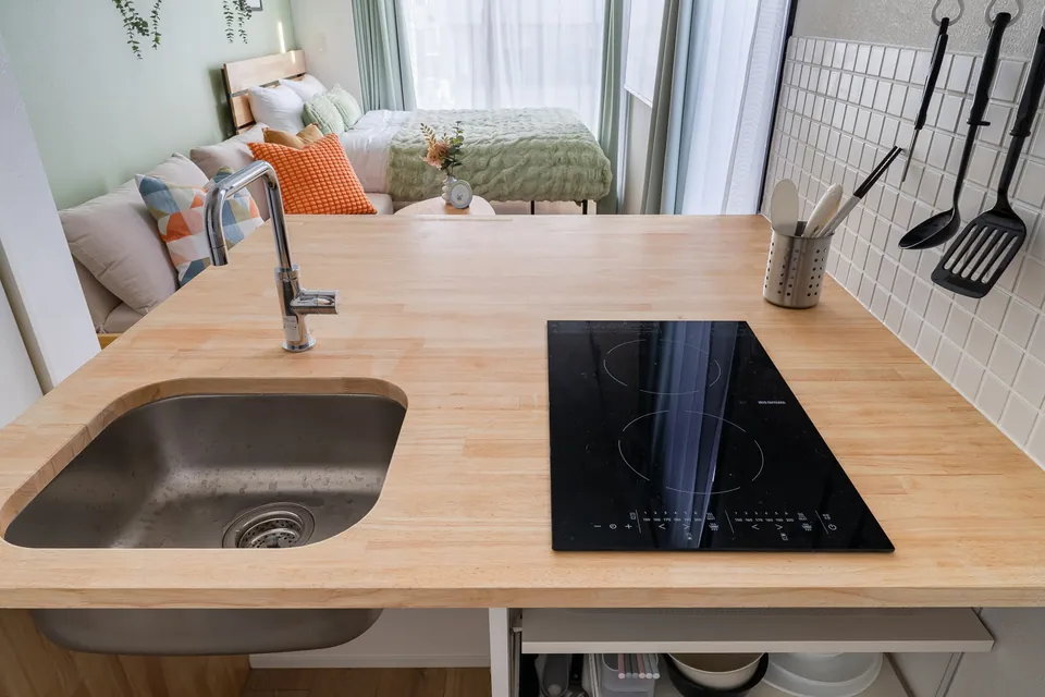 The wooden kitchen counter in SB3C