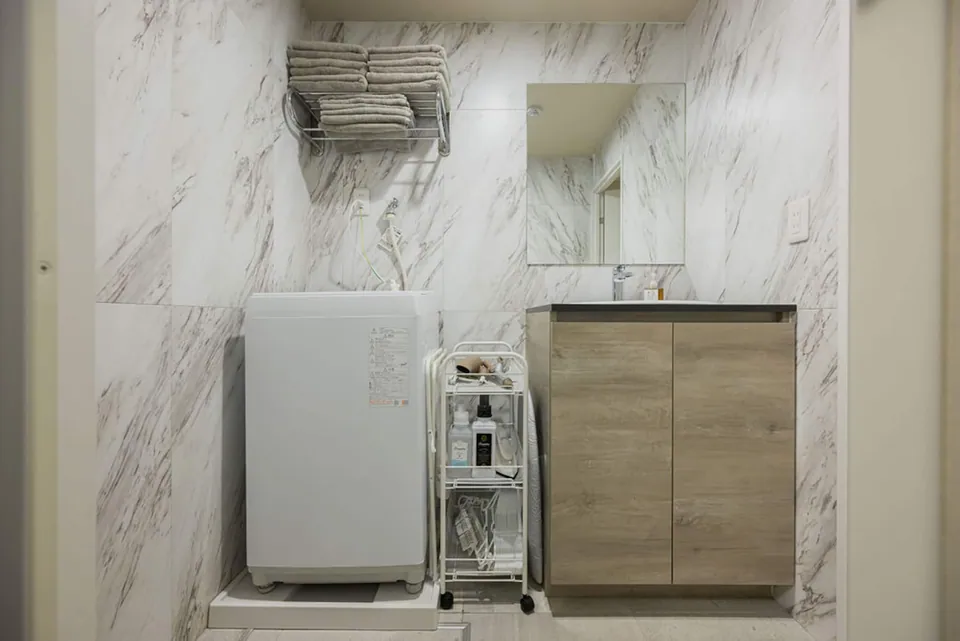 The washbasin and washing machine in Takanawa 101