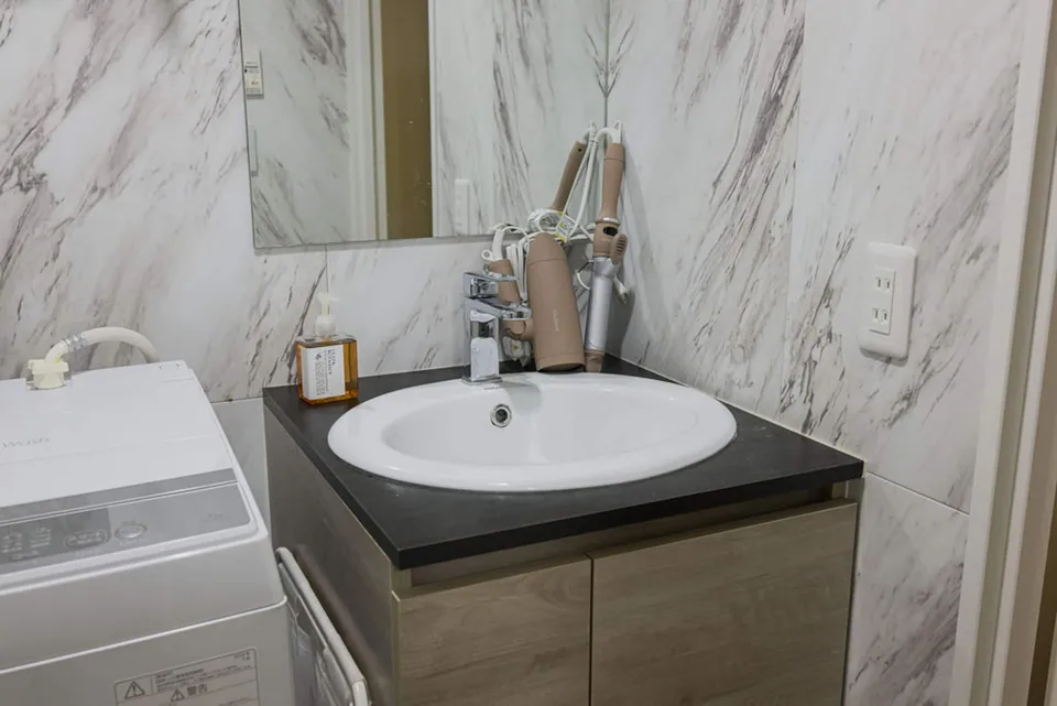 The washbasin and laundry area in Takanawa 102